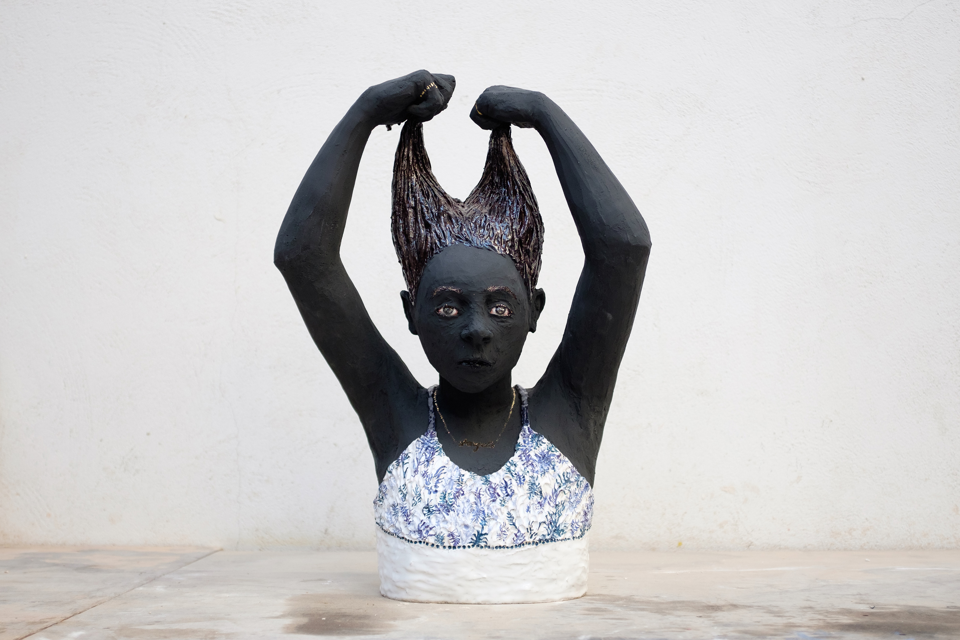 Elisabeth Lincot Danseuse, 2017 Céramique engobée, émaillée et lustrée 61 × 40 × 23 cm
